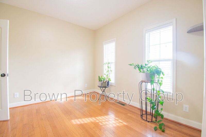 Available March 1! 4 Bedroom 2.5 Bathroom With Bonus and Screened in Porch! property image