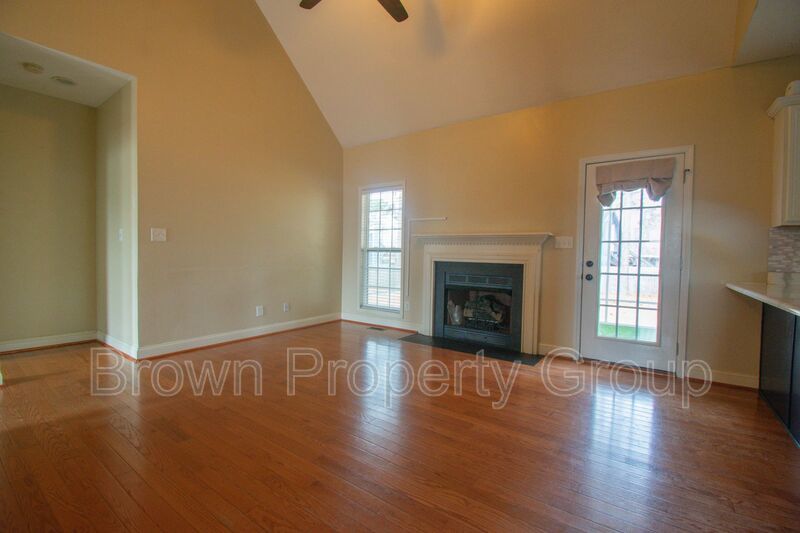 Available March 1! 4 Bedroom 2.5 Bathroom With Bonus and Screened in Porch! property image