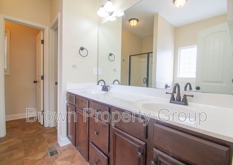 Available March 1! 4 Bedroom 2.5 Bathroom With Bonus and Screened in Porch! property image