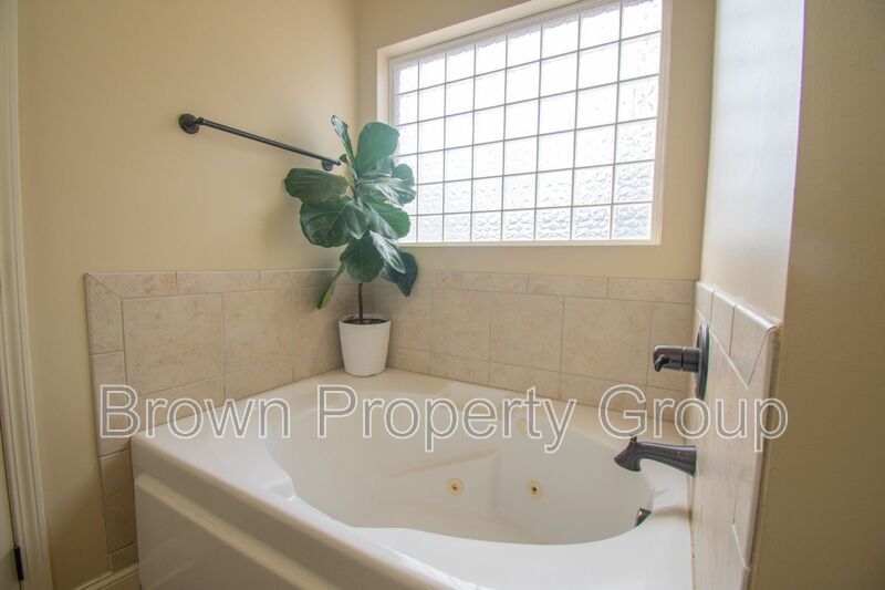 Available March 1! 4 Bedroom 2.5 Bathroom With Bonus and Screened in Porch! property image