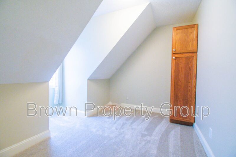 Available March 1! 4 Bedroom 2.5 Bathroom With Bonus and Screened in Porch! property image