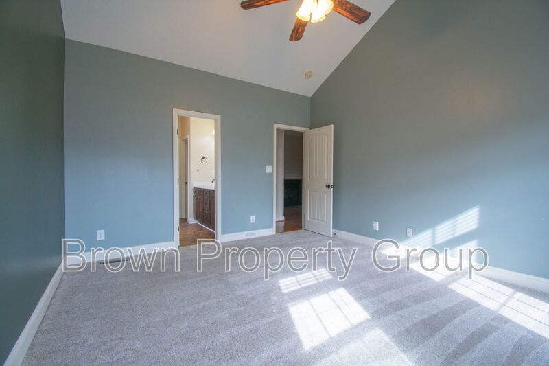 Available March 1! 4 Bedroom 2.5 Bathroom With Bonus and Screened in Porch! property image