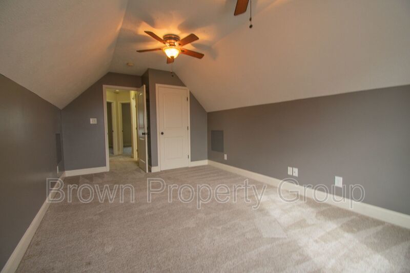 Available March 1! 4 Bedroom 2.5 Bathroom With Bonus and Screened in Porch! property image