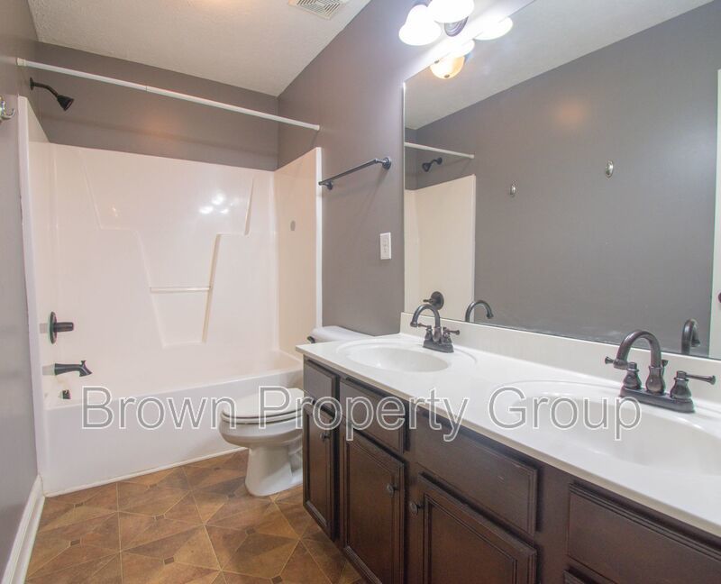 Available March 1! 4 Bedroom 2.5 Bathroom With Bonus and Screened in Porch! property image