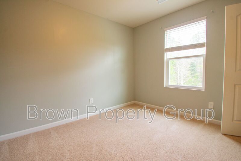 4 Bedroom 3 Bathroom Home- Pets Okay! property image