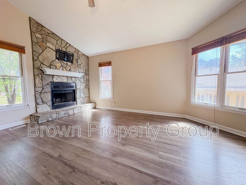 3 Bedroom 2 Bathroom Home- Small Pets Okay property image