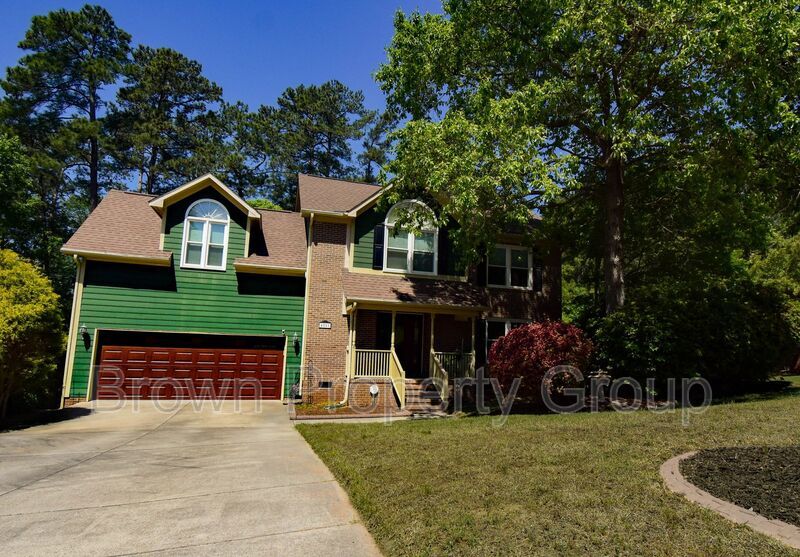 4 Bedroom 2.5 Bathroom With A Large Deck and 2 Car Garage! Near Methodist University property image