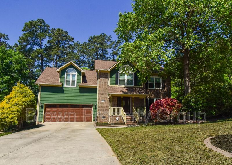 4 Bedroom 2.5 Bathroom With A Large Deck and 2 Car Garage! Near Methodist University property image