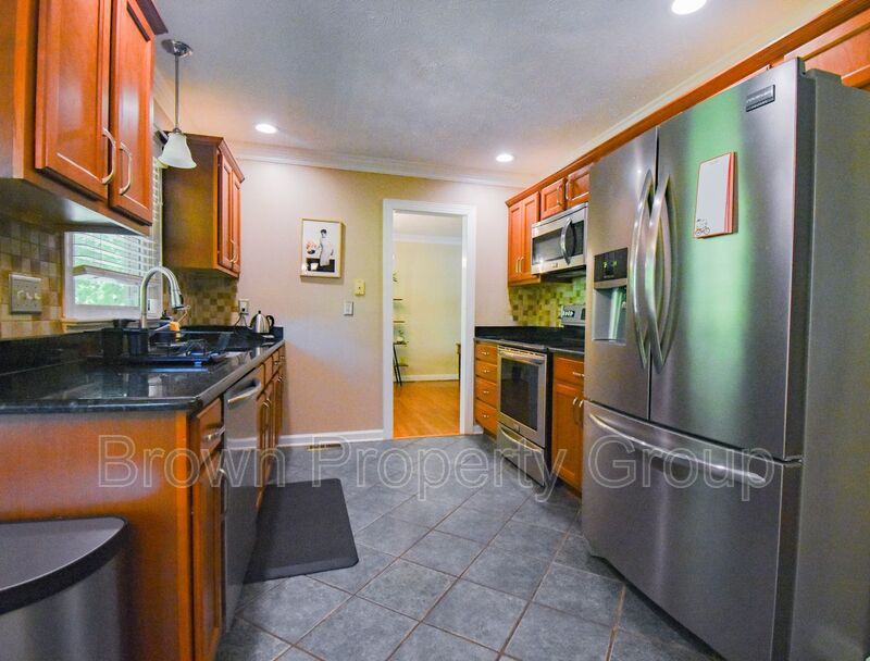 4 Bedroom 2.5 Bathroom With A Large Deck and 2 Car Garage! Near Methodist University property image