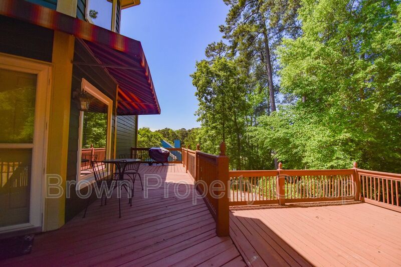 4 Bedroom 2.5 Bathroom With A Large Deck and 2 Car Garage! Near Methodist University property image