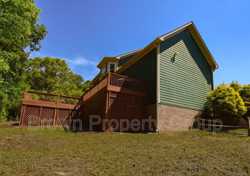 4 Bedroom 2.5 Bathroom With A Large Deck and 2 Car Garage! Near Methodist University property image