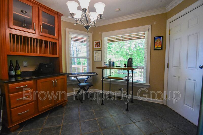 4 Bedroom 2.5 Bathroom With A Large Deck and 2 Car Garage! Near Methodist University property image