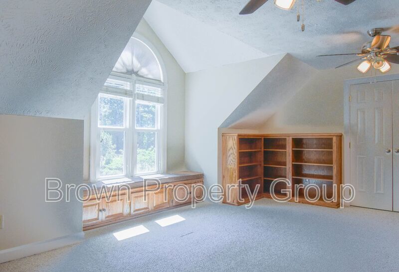 4 Bedroom 2.5 Bathroom With A Large Deck and 2 Car Garage! Near Methodist University property image