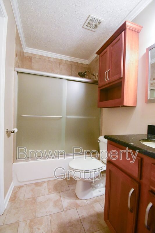 4 Bedroom 2.5 Bathroom With A Large Deck and 2 Car Garage! Near Methodist University property image