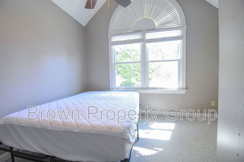 4 Bedroom 2.5 Bathroom With A Large Deck and 2 Car Garage! Near Methodist University property image