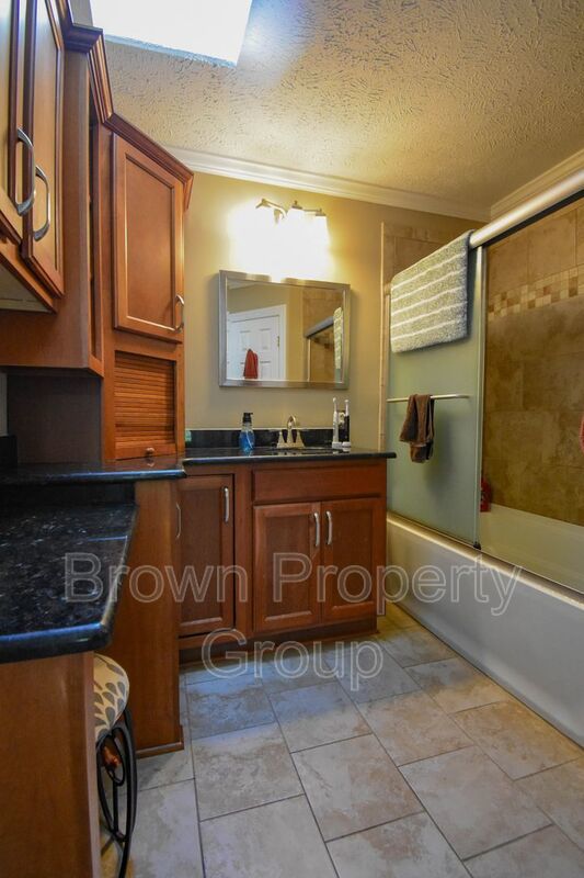 4 Bedroom 2.5 Bathroom With A Large Deck and 2 Car Garage! Near Methodist University property image