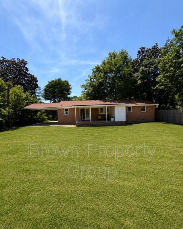 Available August 1! 4 Bedroom 2 Bathroom Ranch - Dogs Okay! property image
