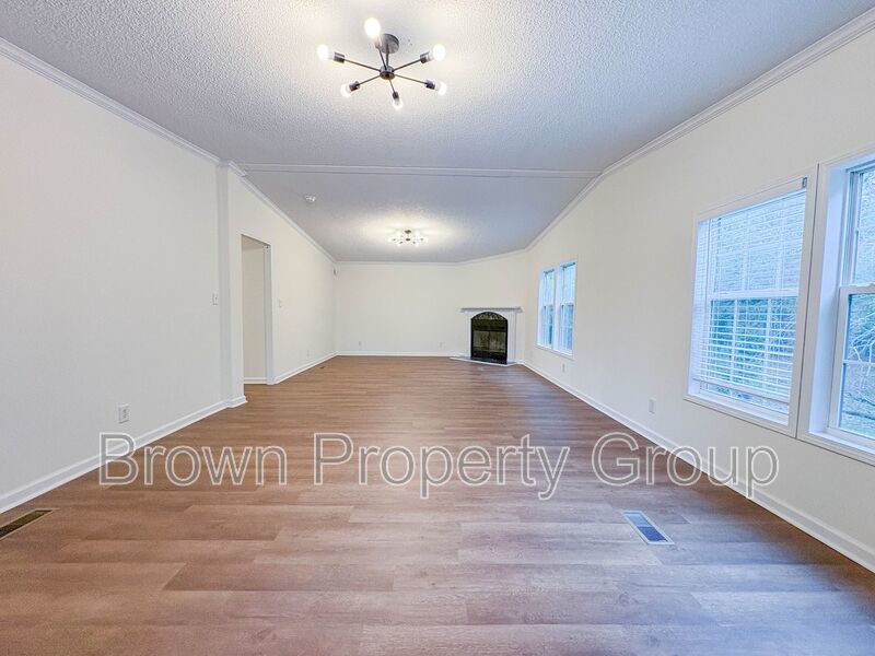 4 Bedroom, 2 Bathroom: Pets Allowed! property image
