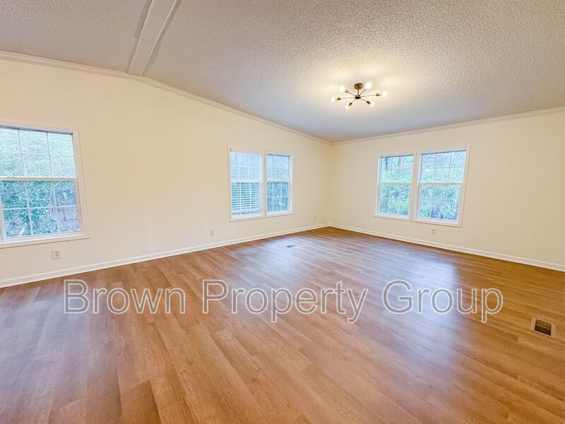 4 Bedroom, 2 Bathroom: Pets Allowed! property image